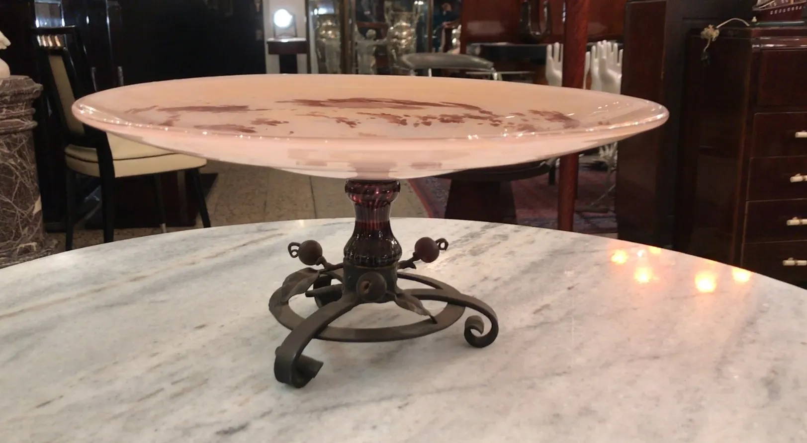 Vetro firmato da Schneider su un supporto decorativo