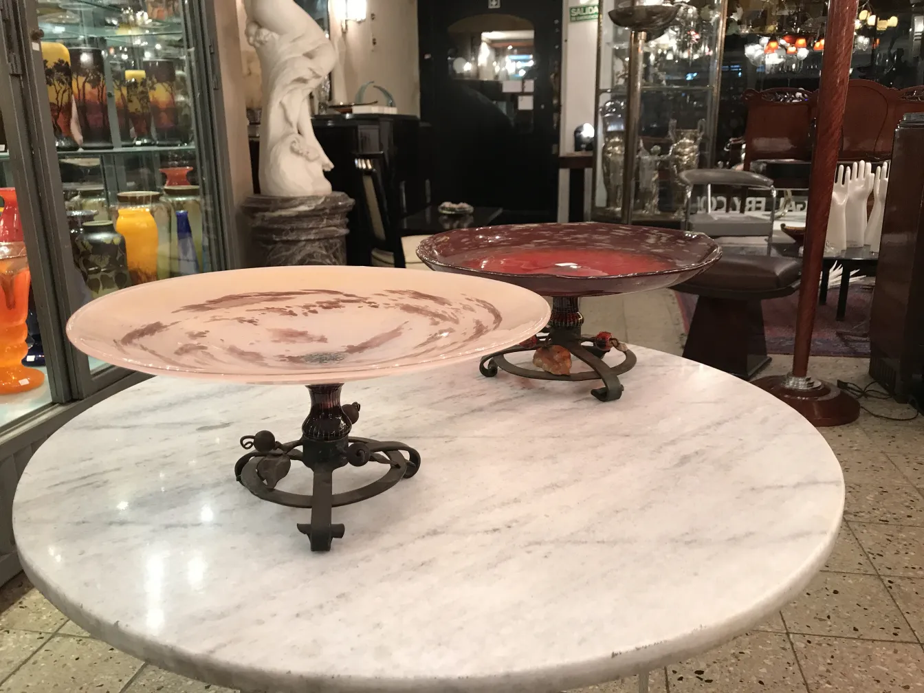 dois pratos decorativos de vidro assinado em um ambiente antigo