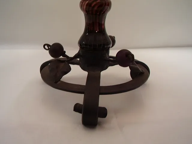 Vetro firmato antico con dettagli decorativi alla base