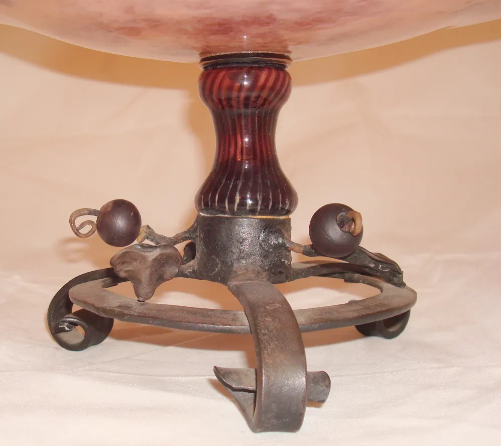 details des signierten Glases Schneider mit antikem Metallfuß