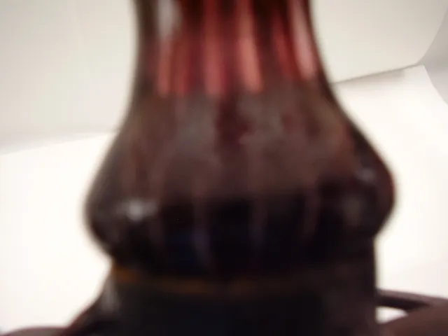 Antikes signiertes Glas Schneider mit dekorativen Details, eleganter Rahmen.