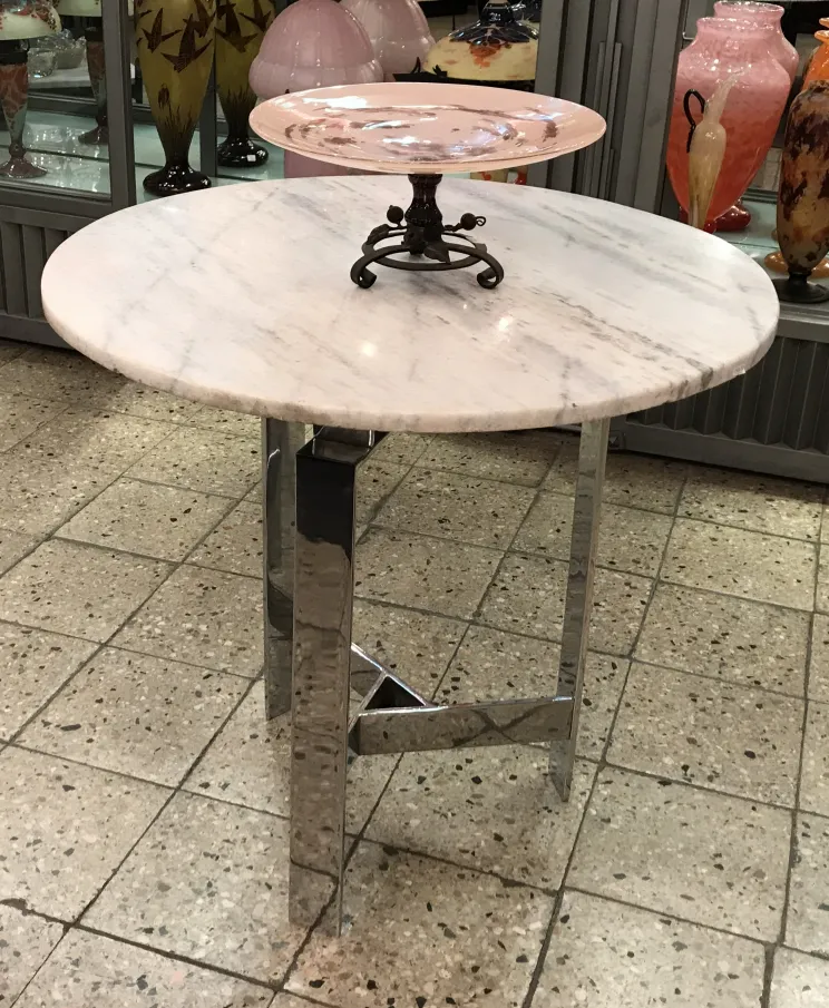 Table ronde en verre ancien avec piédestal noir et plateau rose