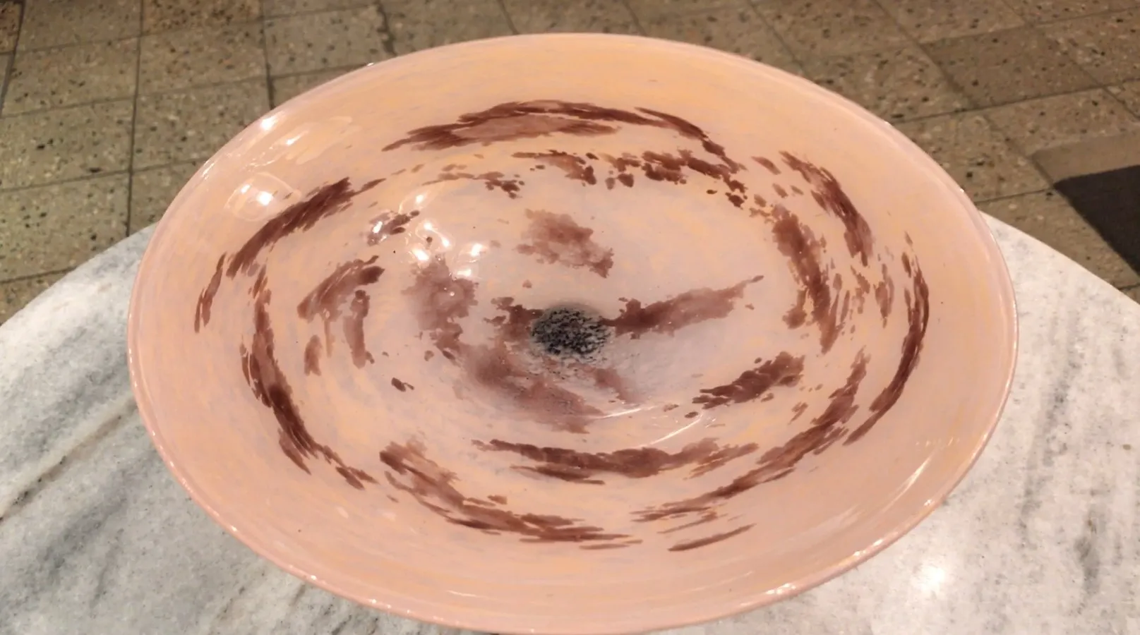 tazón de vidrio con diseño colorido en el interior