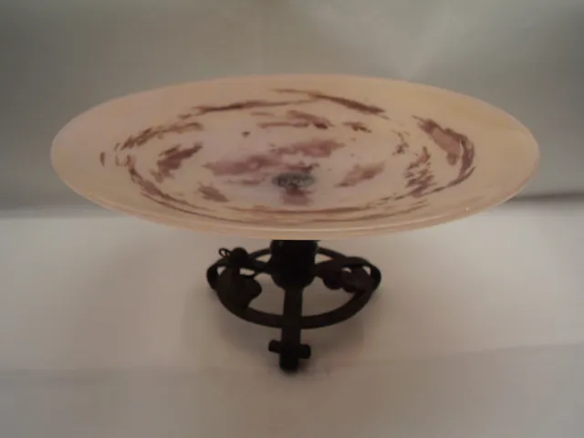 पुरातन गिलास में हल्के रंगों और बारीक पैटर्न वाले प्लेट पर Schneider का हस्ताक्षर.