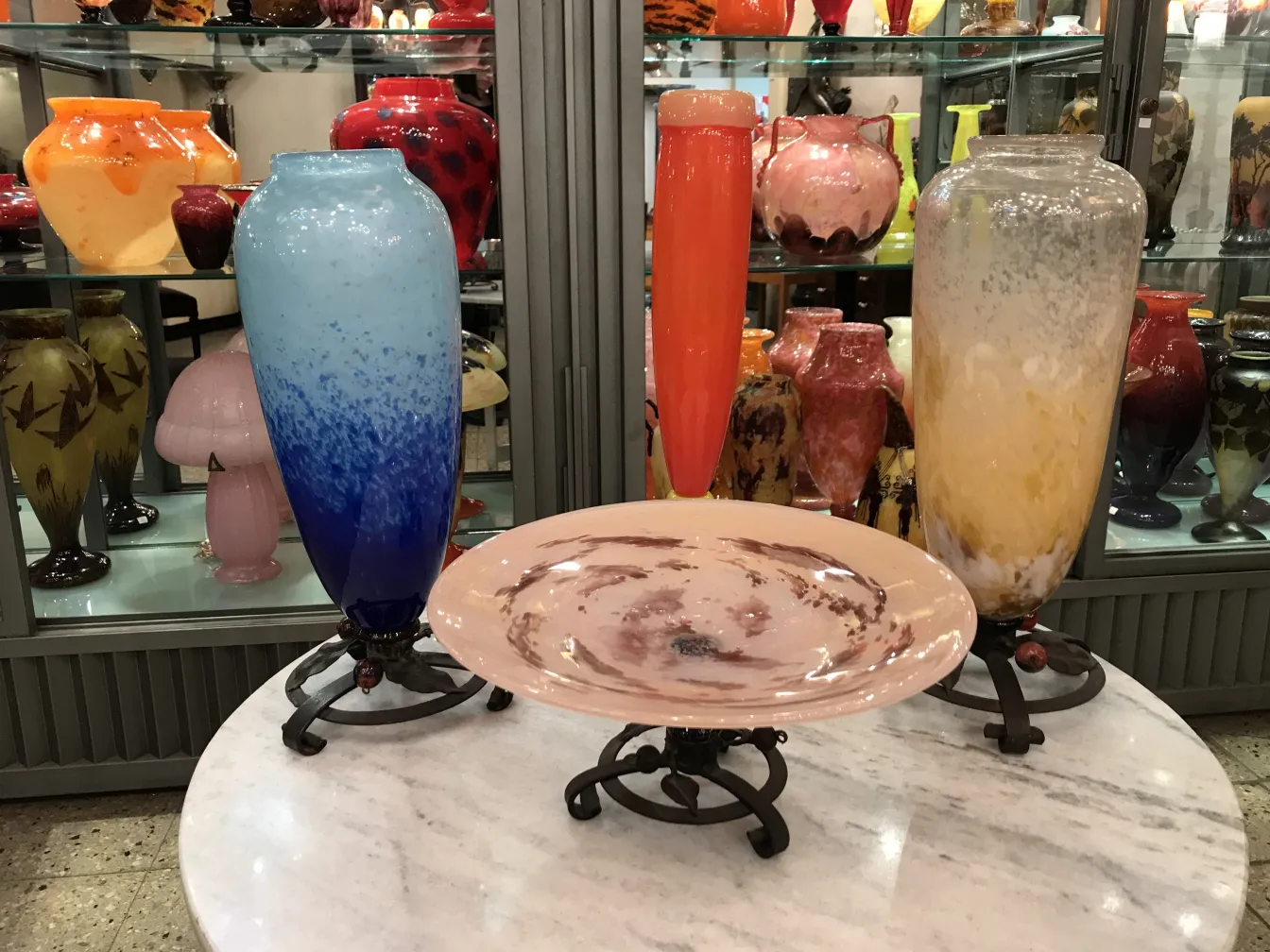 verre signé avec des nuances de bleu et décoration colorée en arrière-plan