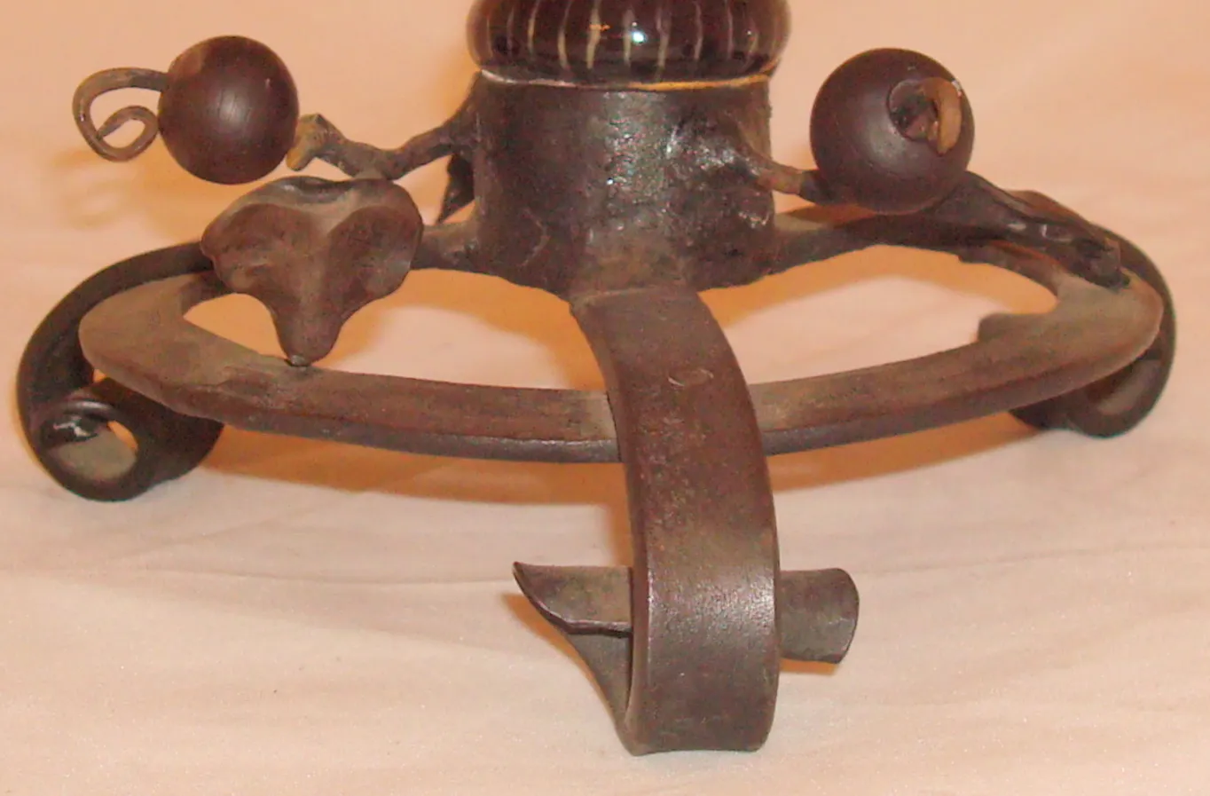 Description d'un verre signé ancien avec de fins détails.