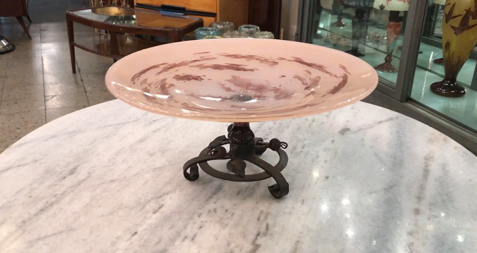 Piatto in vetro antico firmato Schneider, colore tenue, su base decorativa.