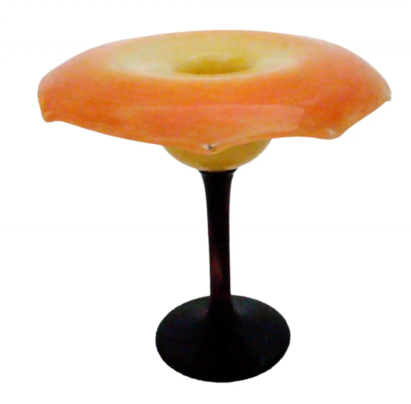 verre décoratif en teinte orange avec une base