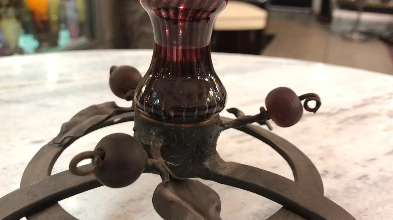 Vetro antico firmato da Schneider con base decorativa