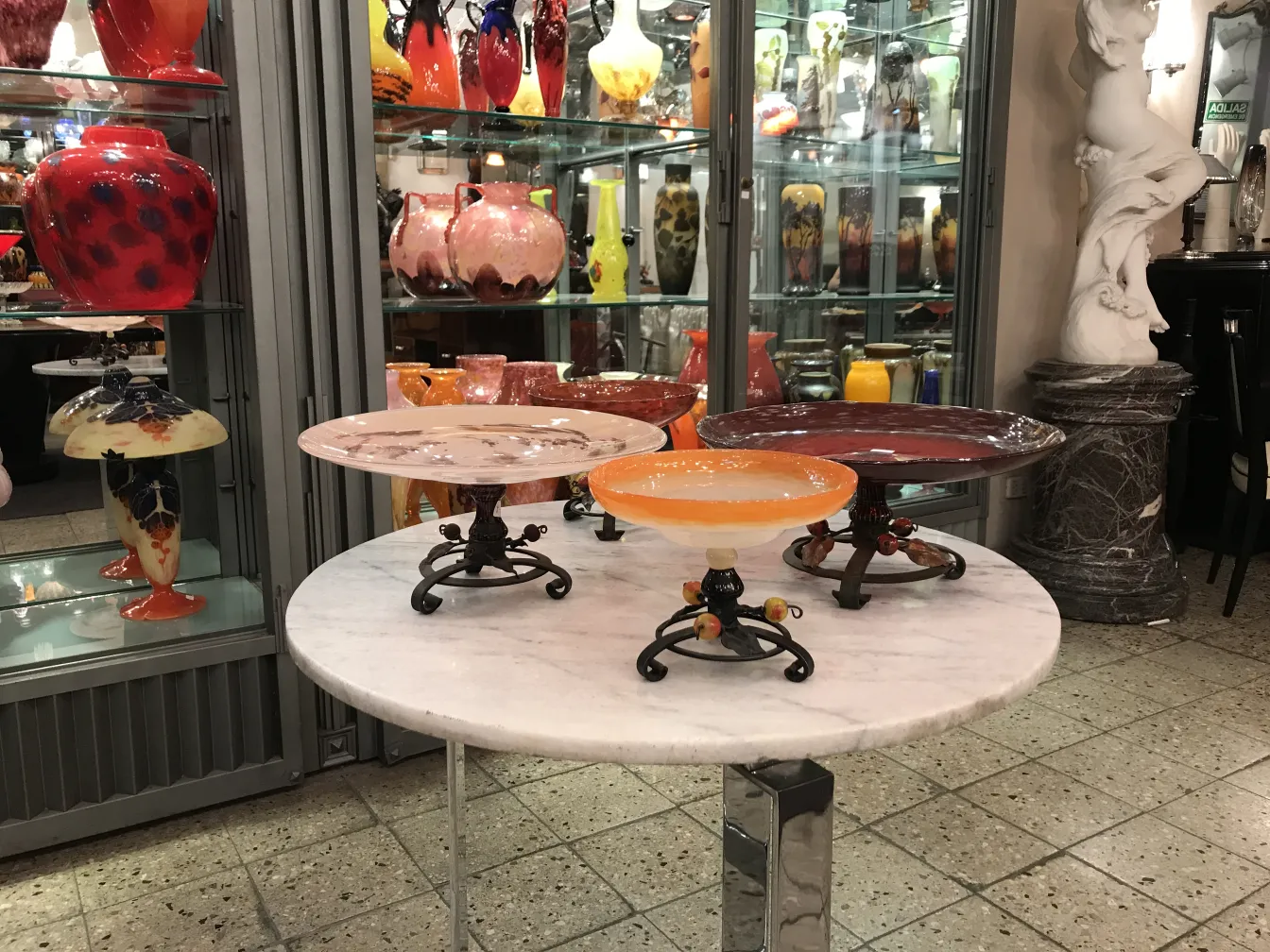 ensembles d'antiquités verre coloré environnement