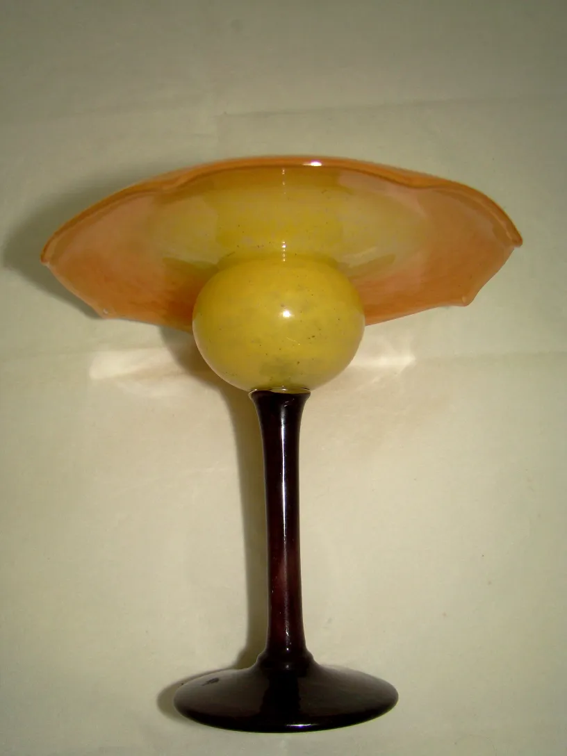 verre signé ancien avec base jaune et design coloré