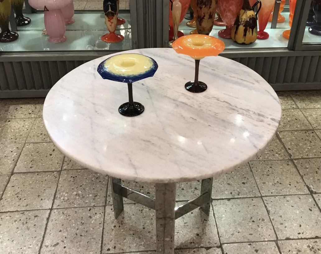 多彩的签名玻璃带黑色底座，装饰物品