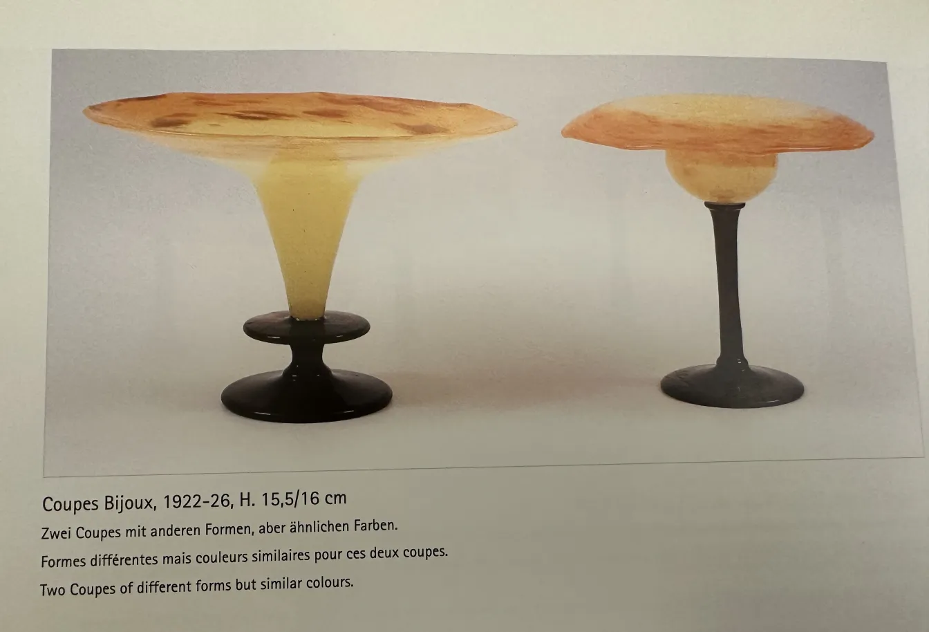 Antikes Glasvasen mit signatur von Schneider in heller Farbe, elegante klassische Form mit Sockel.