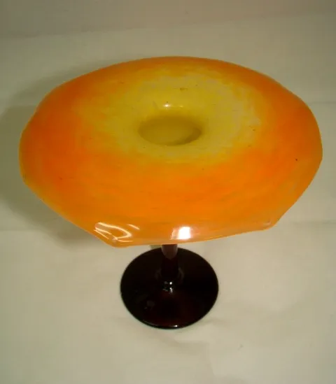 Vetro firmato di antiquariato Schneider in colore arancione con base elegante