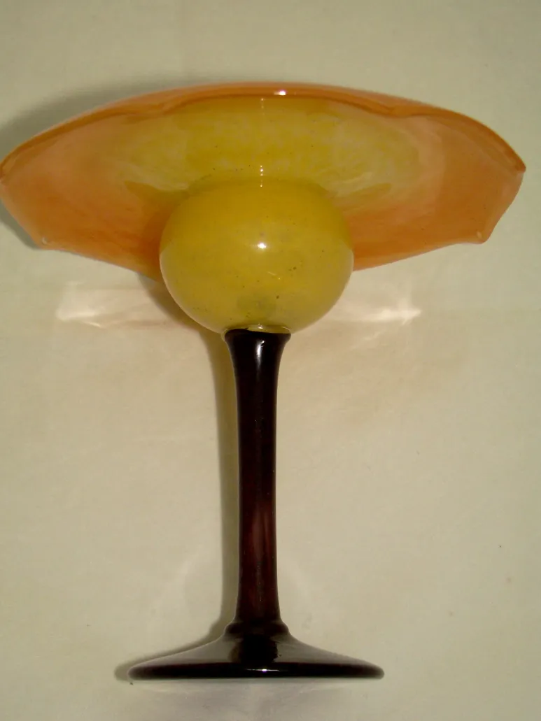 signiertes glas von schneider mit dunklem fuß, antik