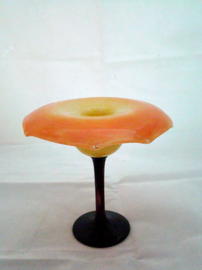 Verre signé Schneider avec forme colorée sur socle.