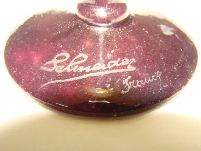 Vidrio antiguo firmado por Schneider con un diseño claro y sencillo.