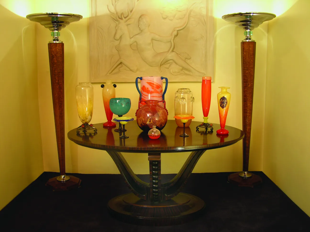 Verre signé ancien de Schneider accompagné d'objets décoratifs.