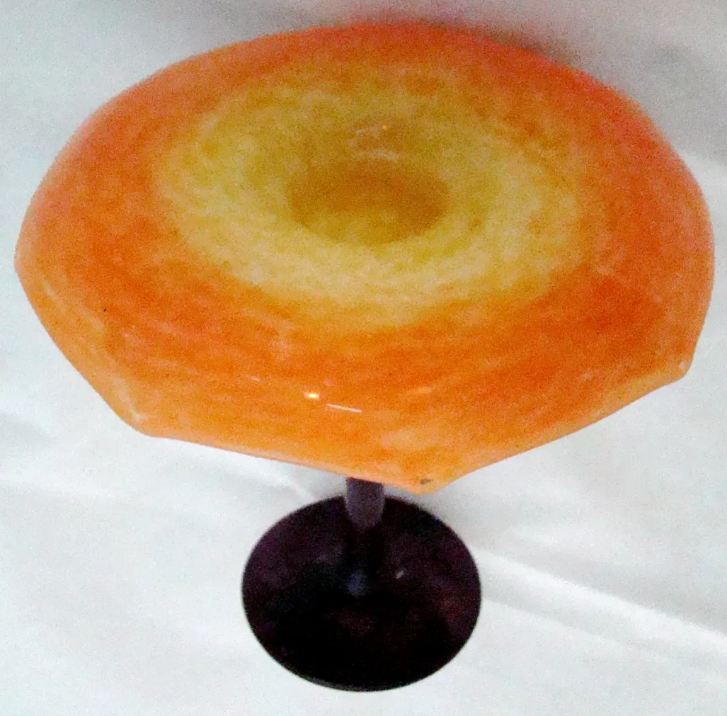 Antico vetro firmato Schneider di colore arancione, forma ottagonale