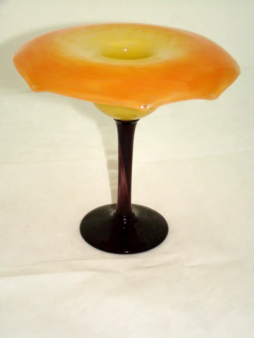 verre signé avec une base sombre élégante