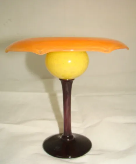 Vidro assinado por Schneider em cores laranja e amarelo