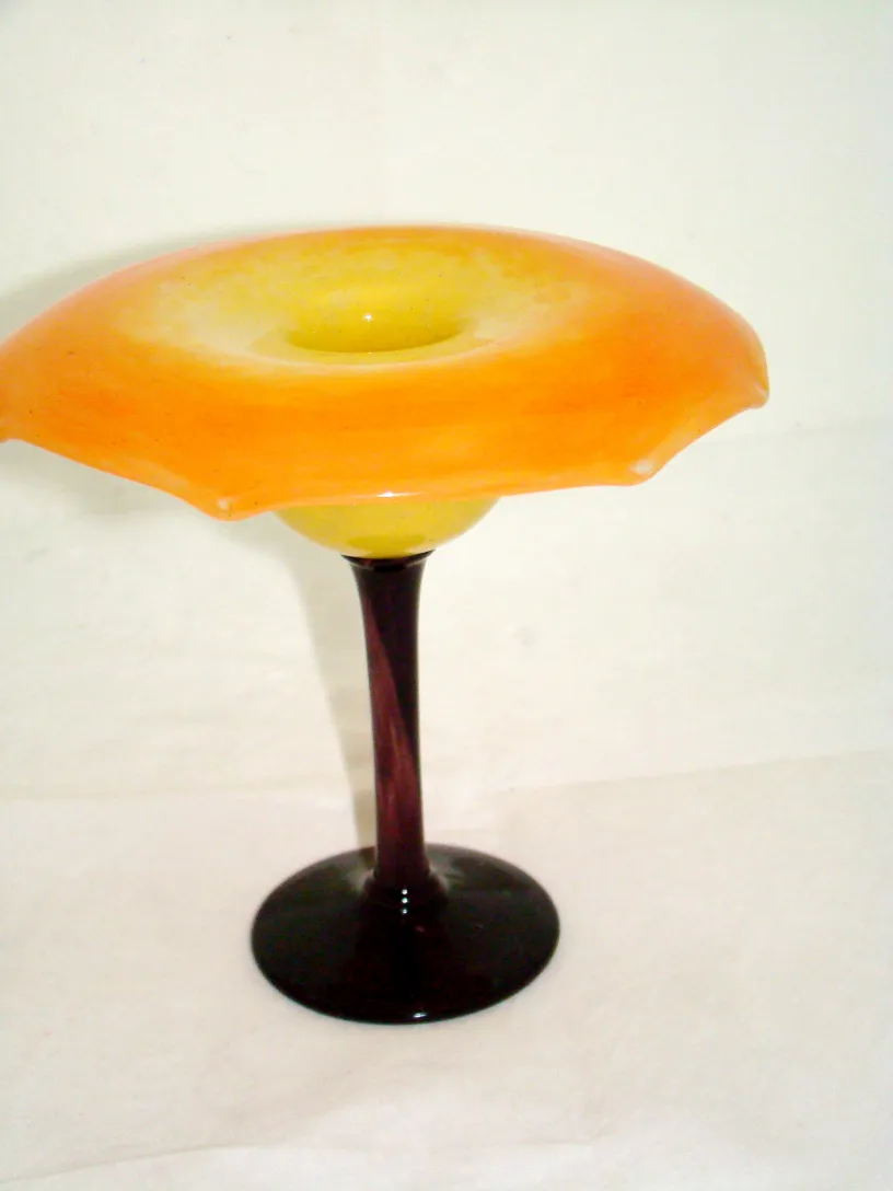 vidrio firmado de color amarillo y naranja sobre base negra