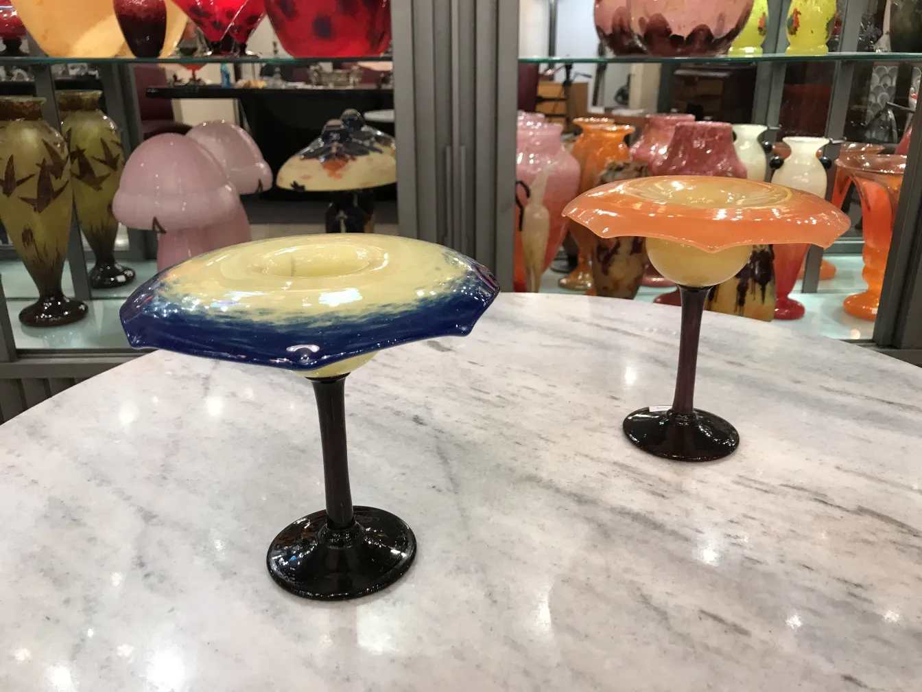 vetro firmato schneider con base decorativa in blu e giallo