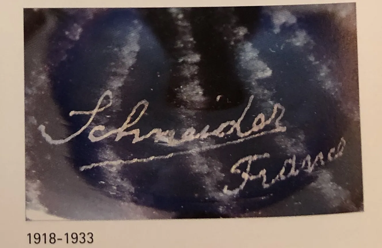 Vidrio firmado Schneider con detalles antiguos en fondo