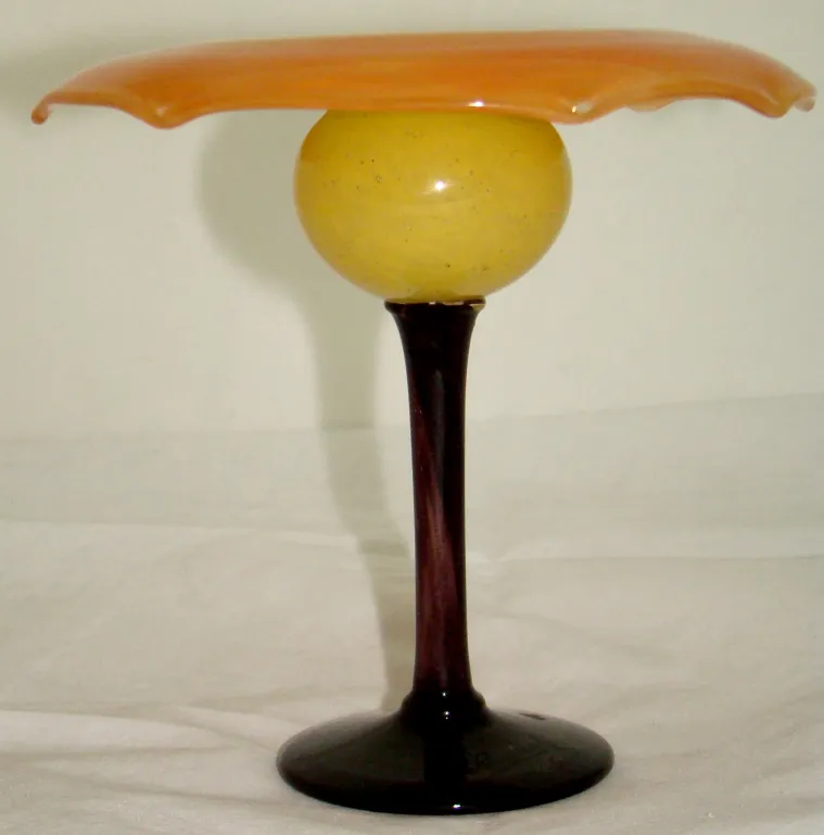 verre ancien signé de Schneider avec base sphérique jaune