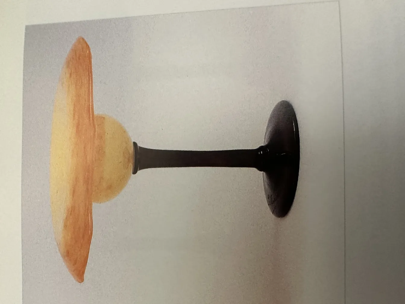 Verre ancien signé par Schneider, avec un design distinct dans un cadre minimaliste.