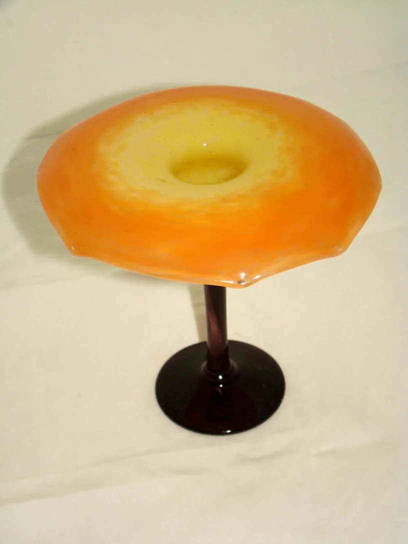 Verre signé avec des détails orange et jaune