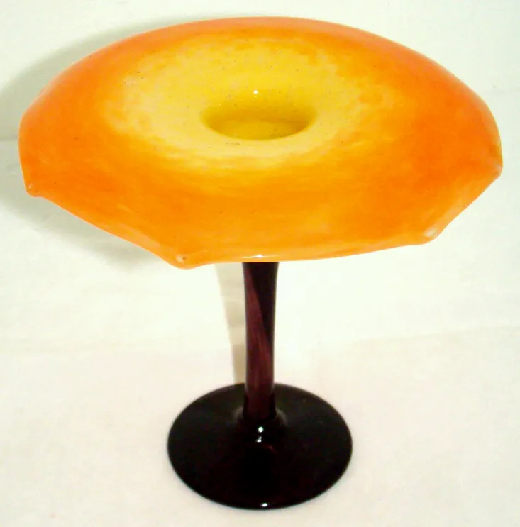 Verre signé en tons d'orange et de jaune sur base