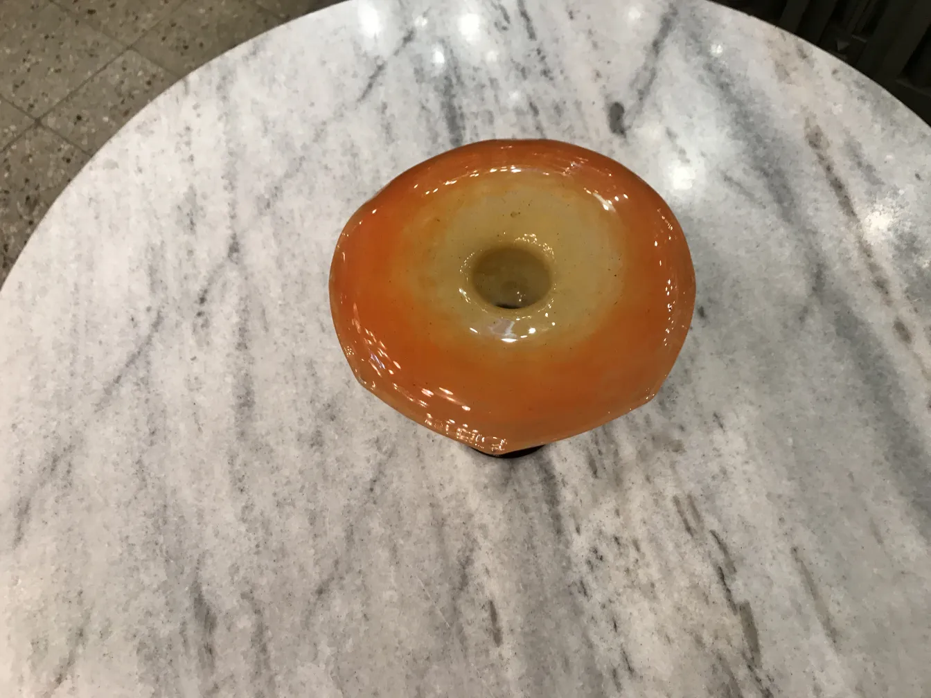 verre signé schneider de couleur orange avec un design décoratif unique