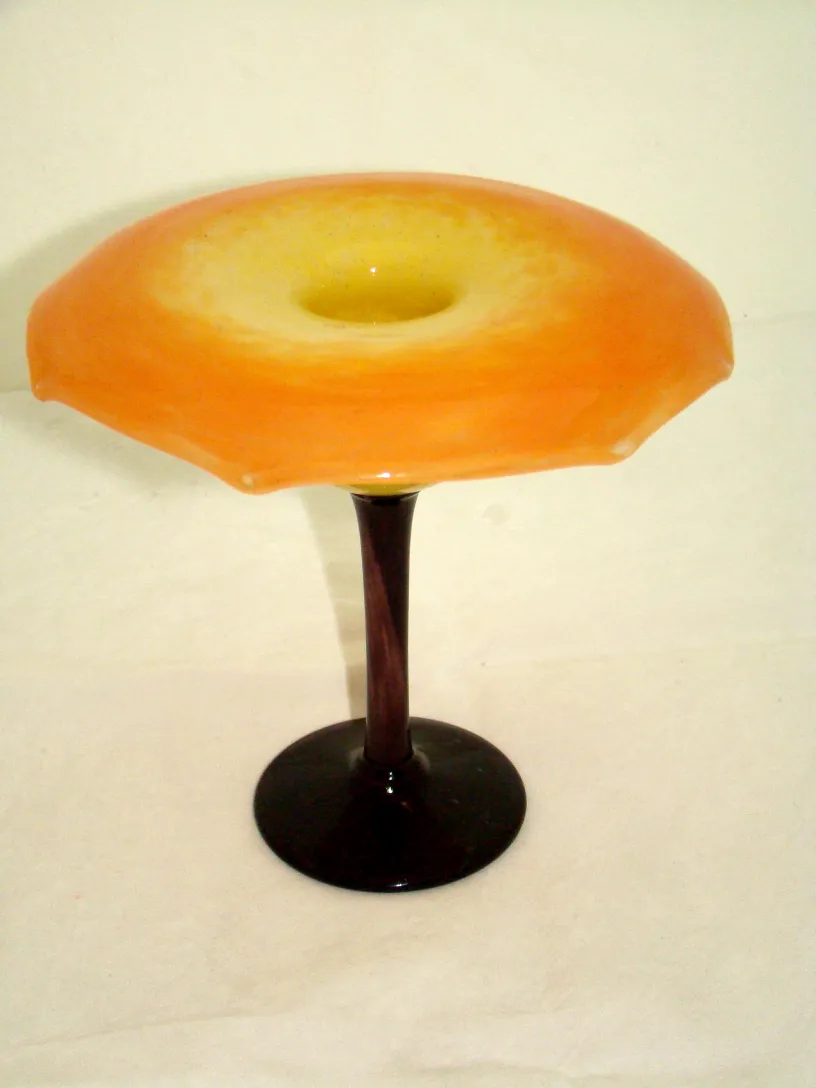 verre signé avec un dégradé orange et jaune sur un support