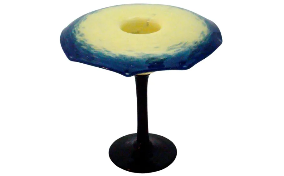 schneider ke dwara hastakrit glass, kale base ke sath gol aakar