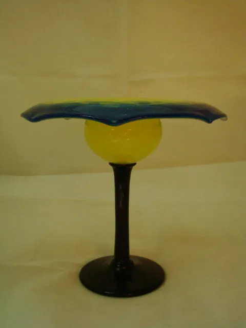 verre ancien avec motif bleu et jaune, base noire