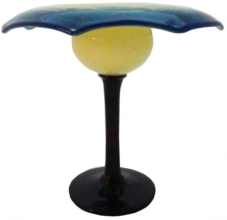 Vidrio firmado con detalles azules, estilo antiguo, base negra.