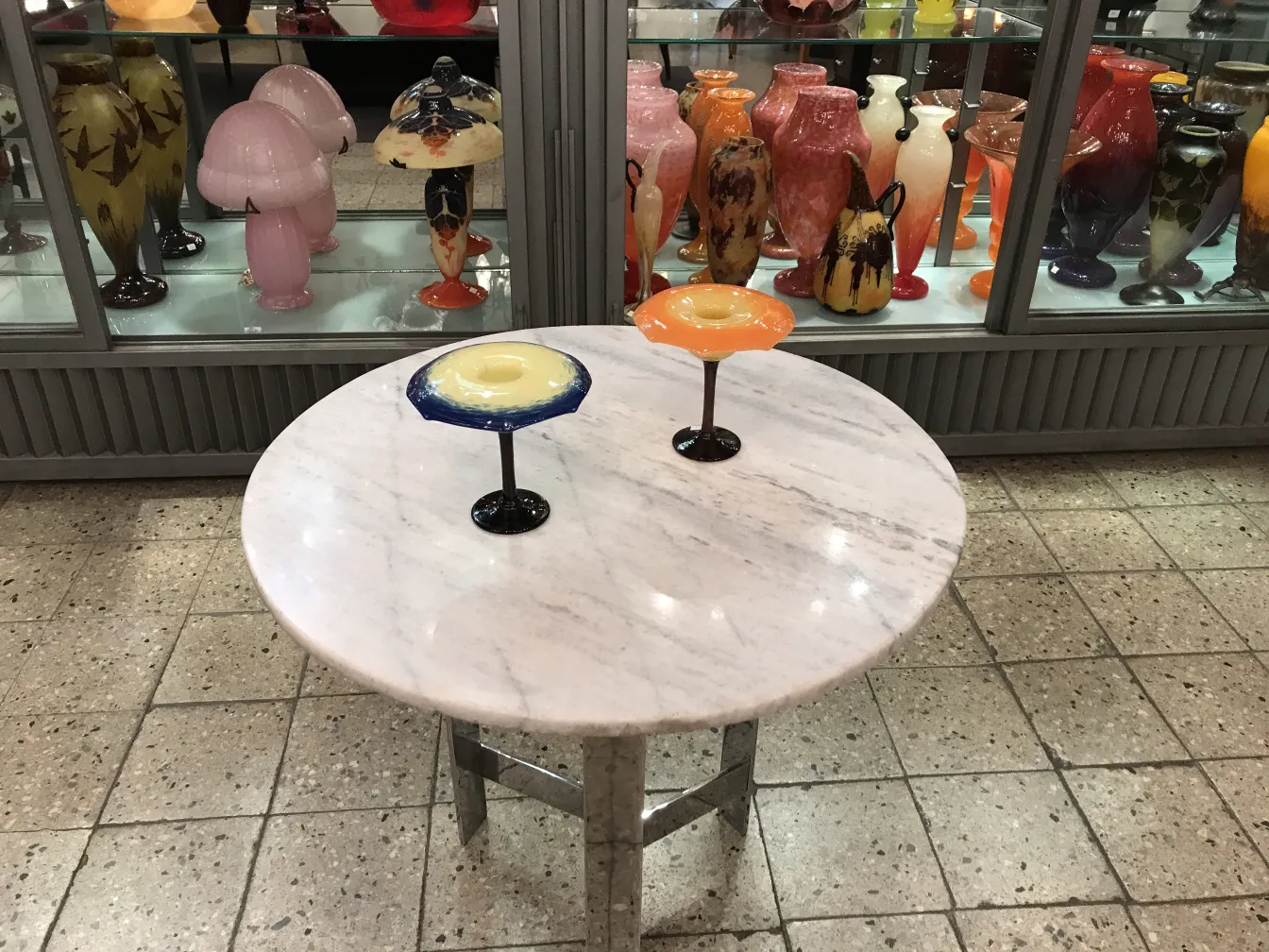 verre signé de Schneider sur une table en marbre, cadre ancien