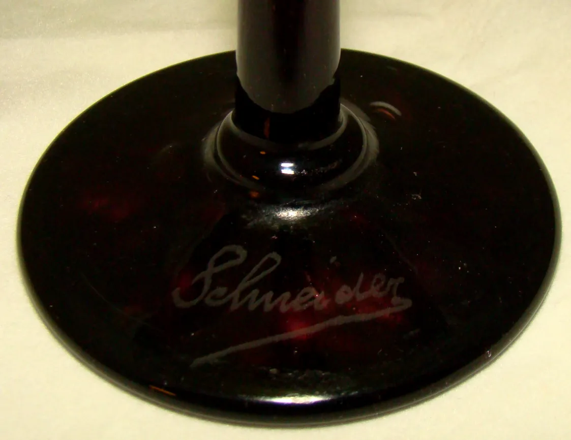 vidrio firmado antiguo de Schneider con base negra