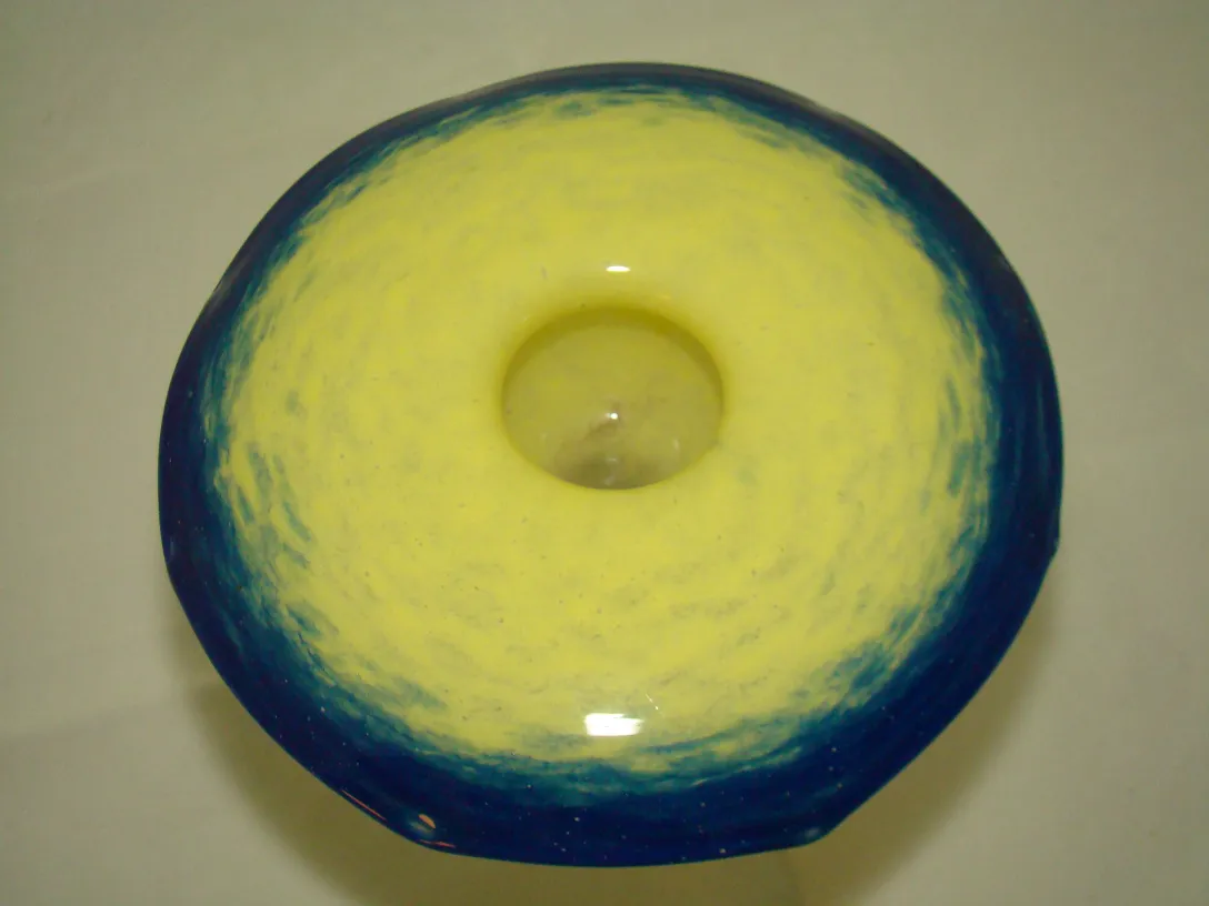 Verre signé Schneider avec un design circulaire coloré