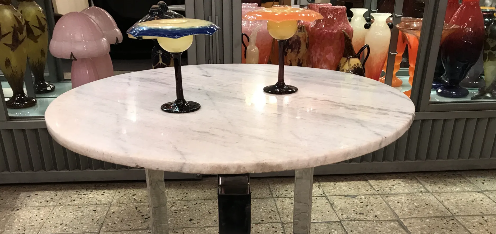 Vidrio firmado Schneider de estilo antiguo, con base negra y sombrero decorativo en azul y amarillo.