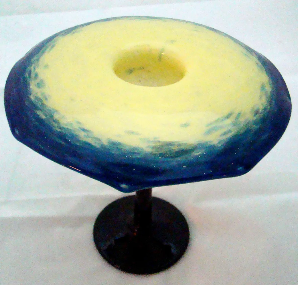 Signiertes Glas in Gelb und Blau auf schwarzem Fuß, Antike.