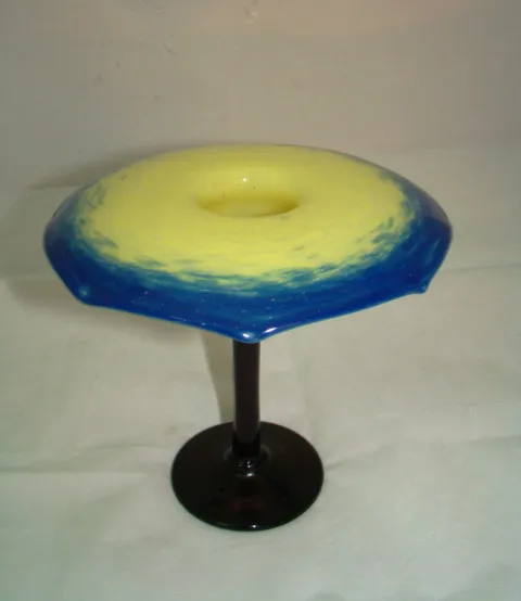 Vidro antigo com assinatura Schneider, design azul e amarelo