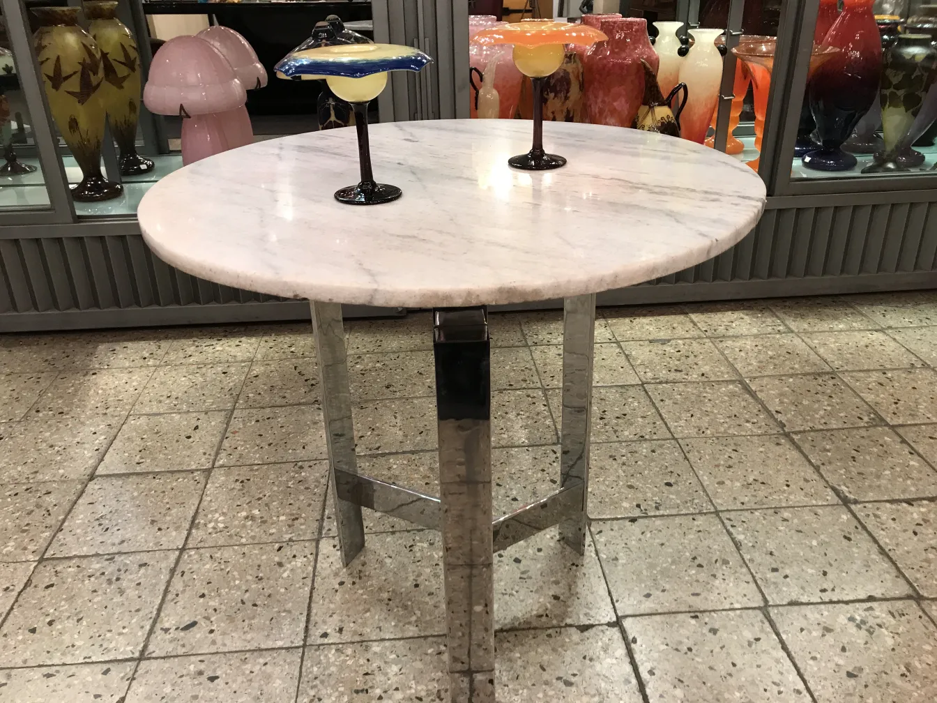 prato de vidro antigo com detalhes decorativos na mesa