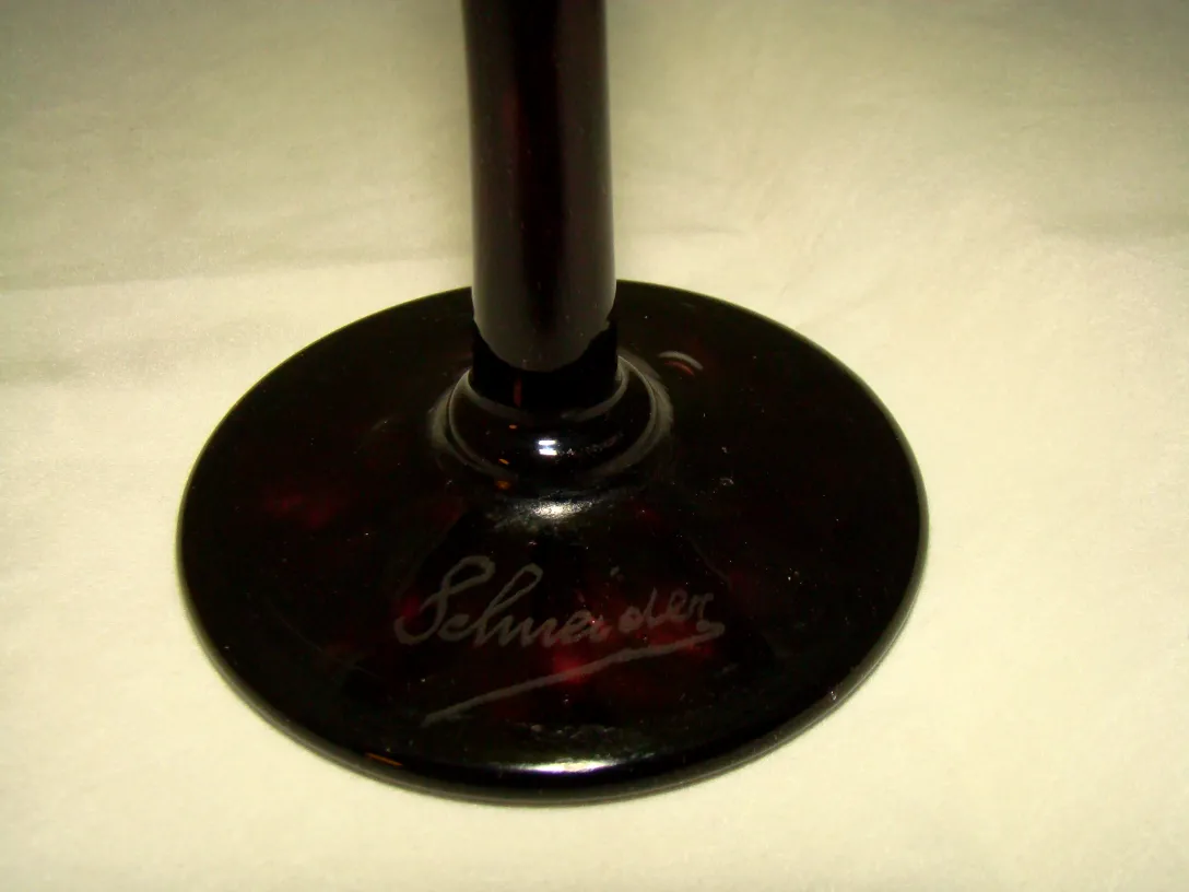 シュナイダー署名入りグラス、アンティークスタイル、明るい背景