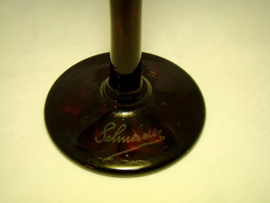 verre foncé avec signature visible schneider