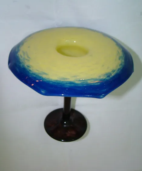 Vidro antigo com base preta e detalhes azuis e amarelos