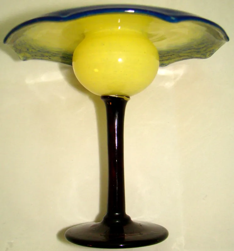 Verre ancien signé par Schneider avec décoration jaune et bleue.