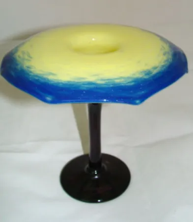 vidro de forma única com degradê amarelo e azul