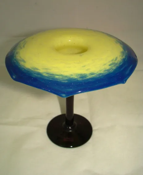 Antiguo vidrio decorativo firmado por Schneider en tonos amarillos y azules.